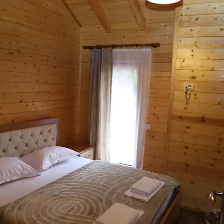 Bujtina Malaj Πανσιόν 3*