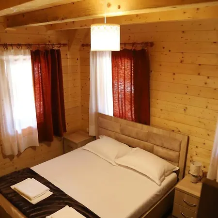 Bujtina Malaj Πανσιόν 3*